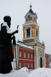 Вид на памятник митрополиту Платону и монастырскую колокольню. Вифанский монастырь