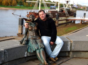 Памятник туристке. Великий Новгород